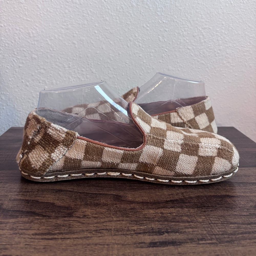 Raum Barefoot grounding Checkerboard Tan & Cream Slip-On Flats